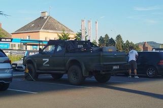V ulicích Šumperku se proháněl zelený pickup se symbolem Z, případ prověřuje policie - Novinky